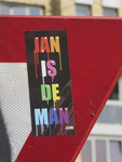 908198 Afbeelding van een sticker van de Utrechtse graffitikunstenaar 'Jan is de Man' (Jan Heinsbroek), geplakt op een ...